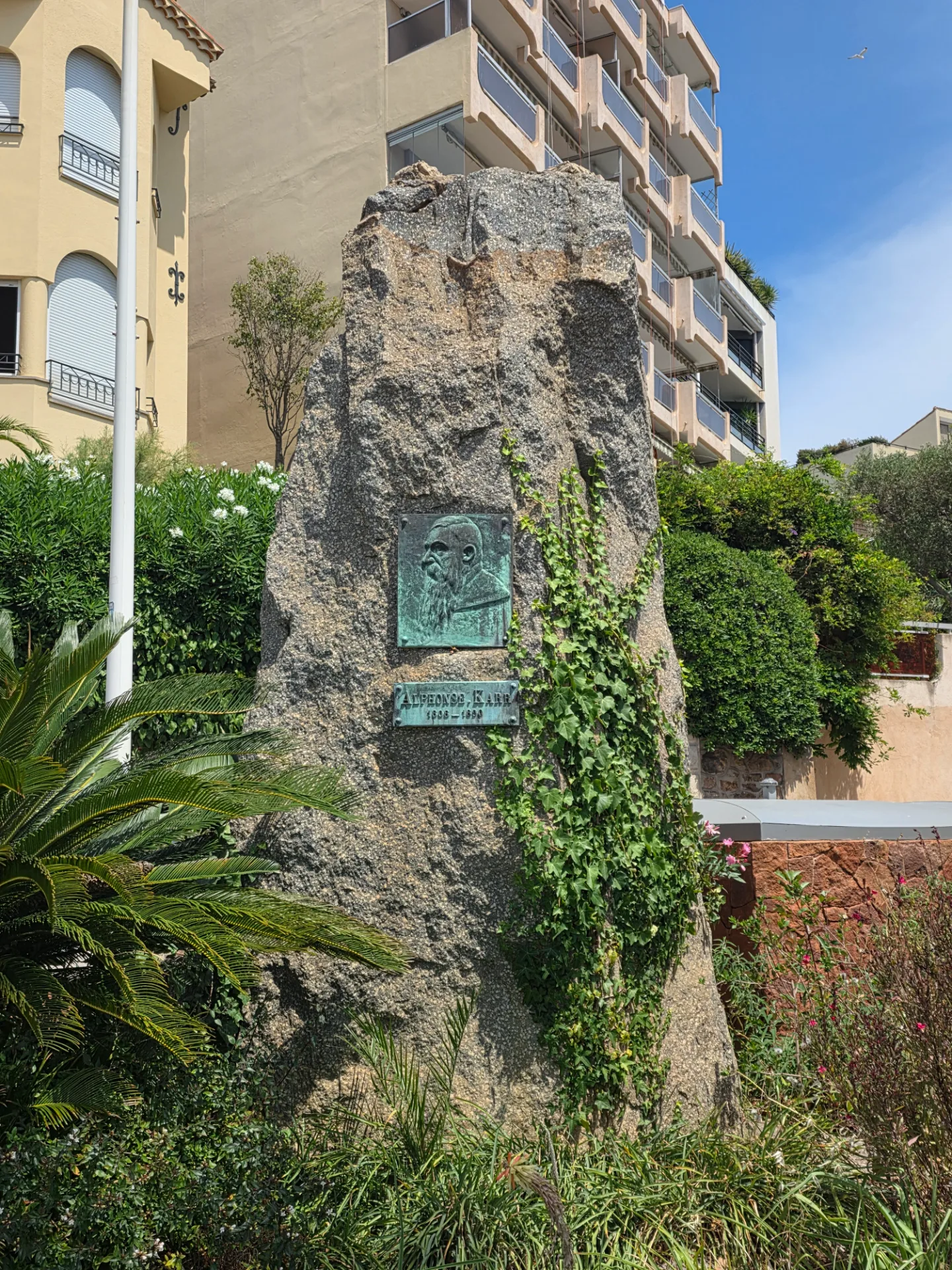 Monument à Alphonse Karr
