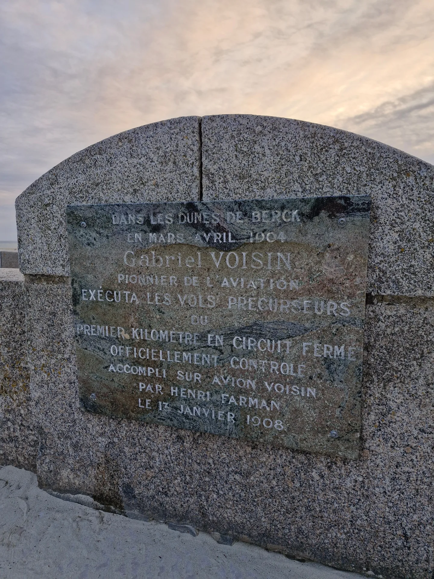Plaque à la mémoire de Gabriel Voisin