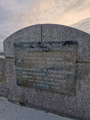 Plaque à la mémoire de Gabriel Voisin
