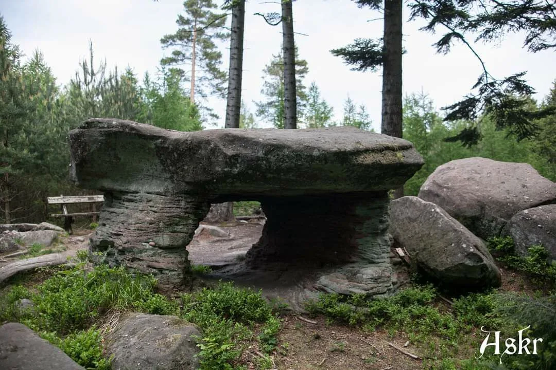 Table des Géants (dolmen naturel)