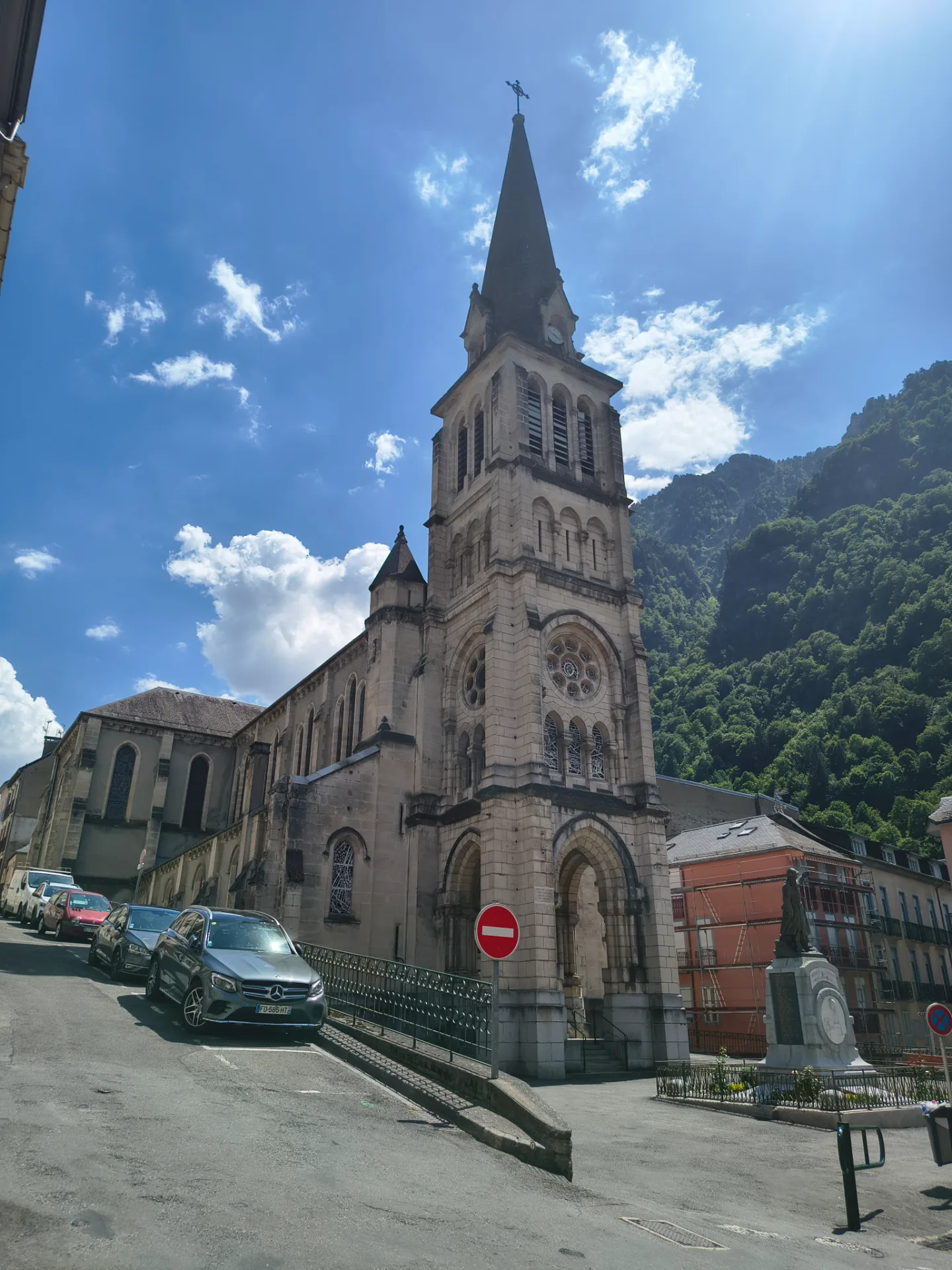 Eglise Notre-Dame-de-l'Assomption et le monument aux morts de Cauterets