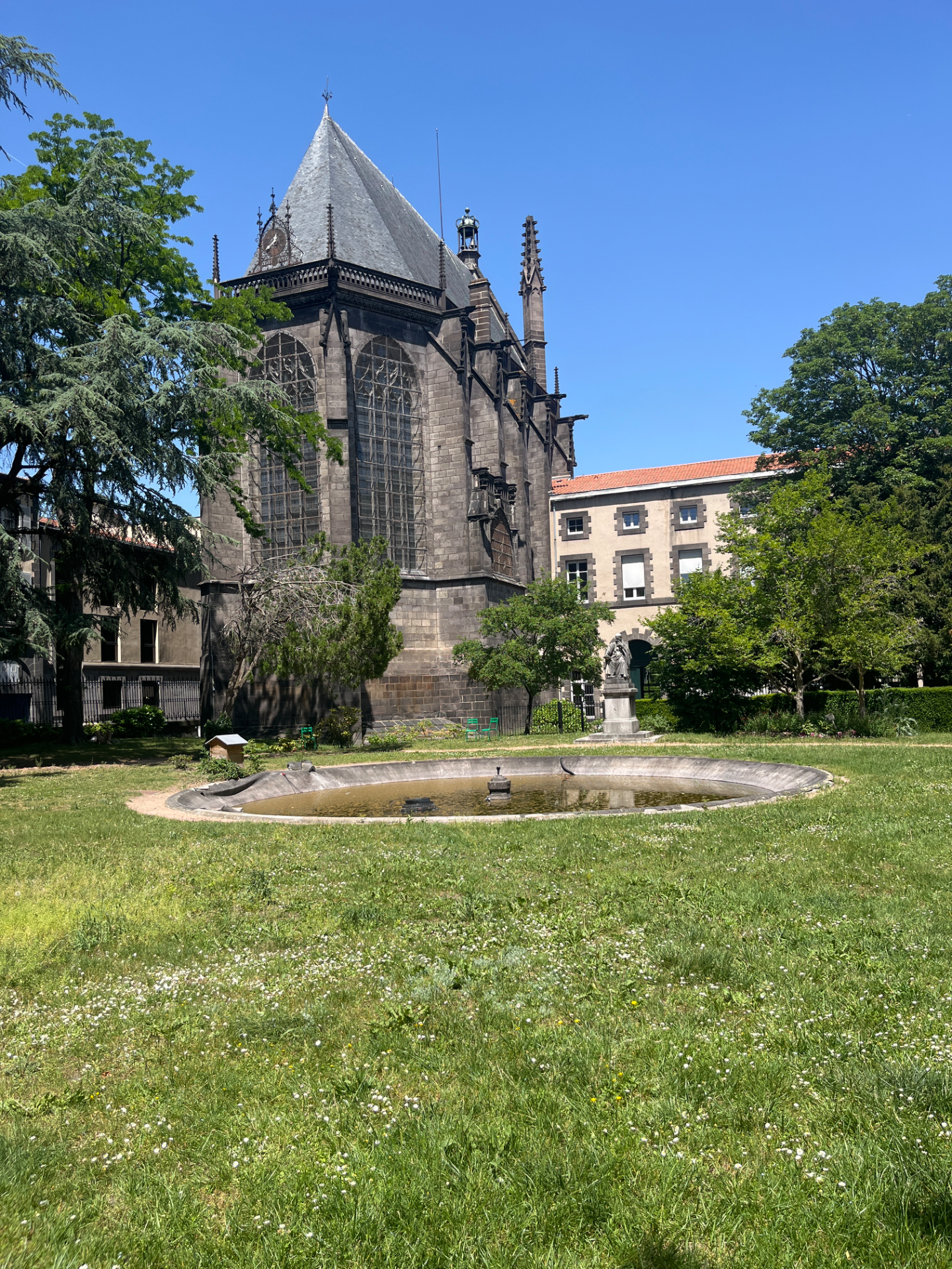 la Sainte-Chapelle et son jardin