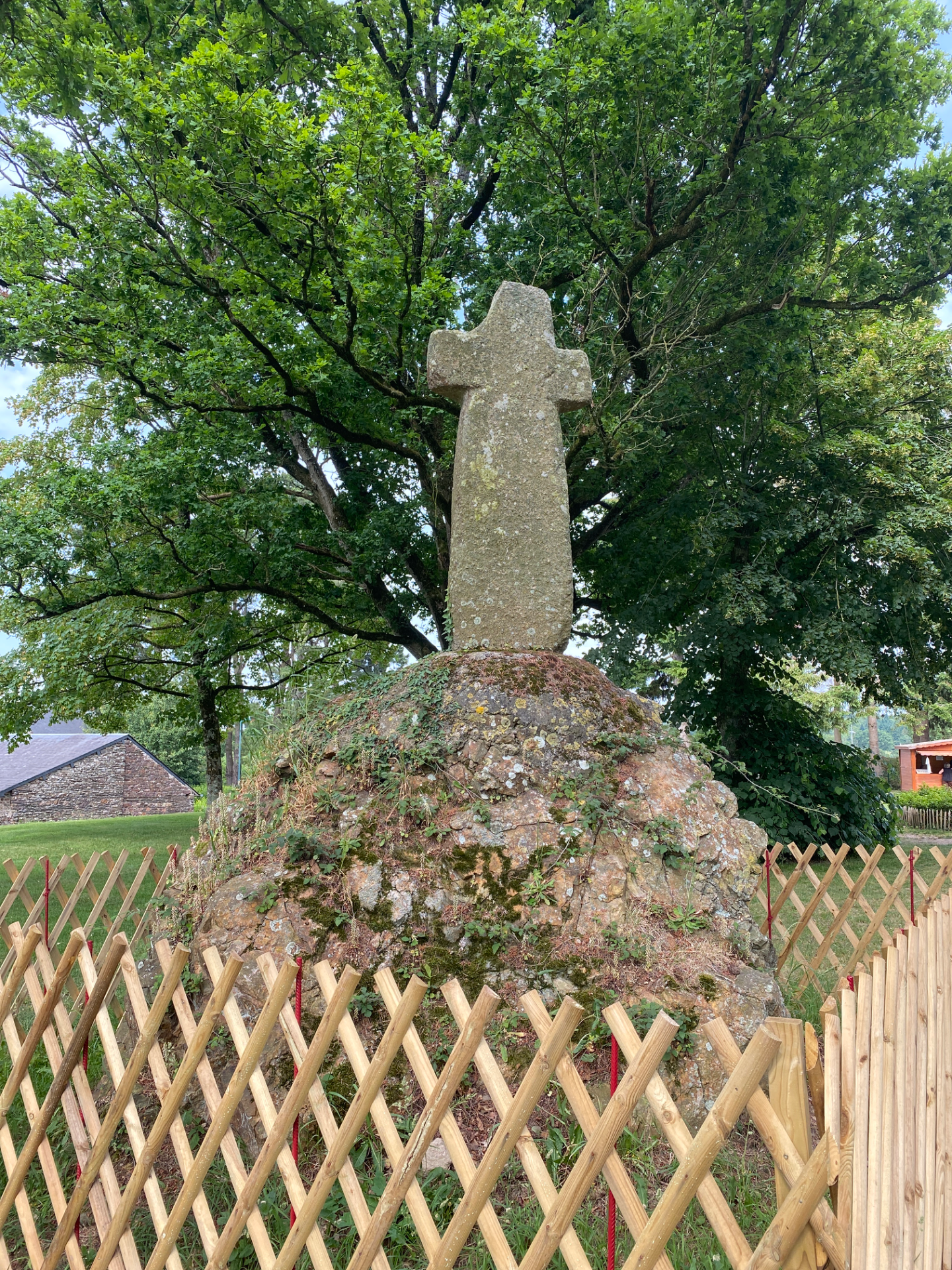 La croix de la table ronde
