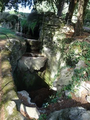 Grottes et Fontaines du Cours Saint Maurice — photo 4