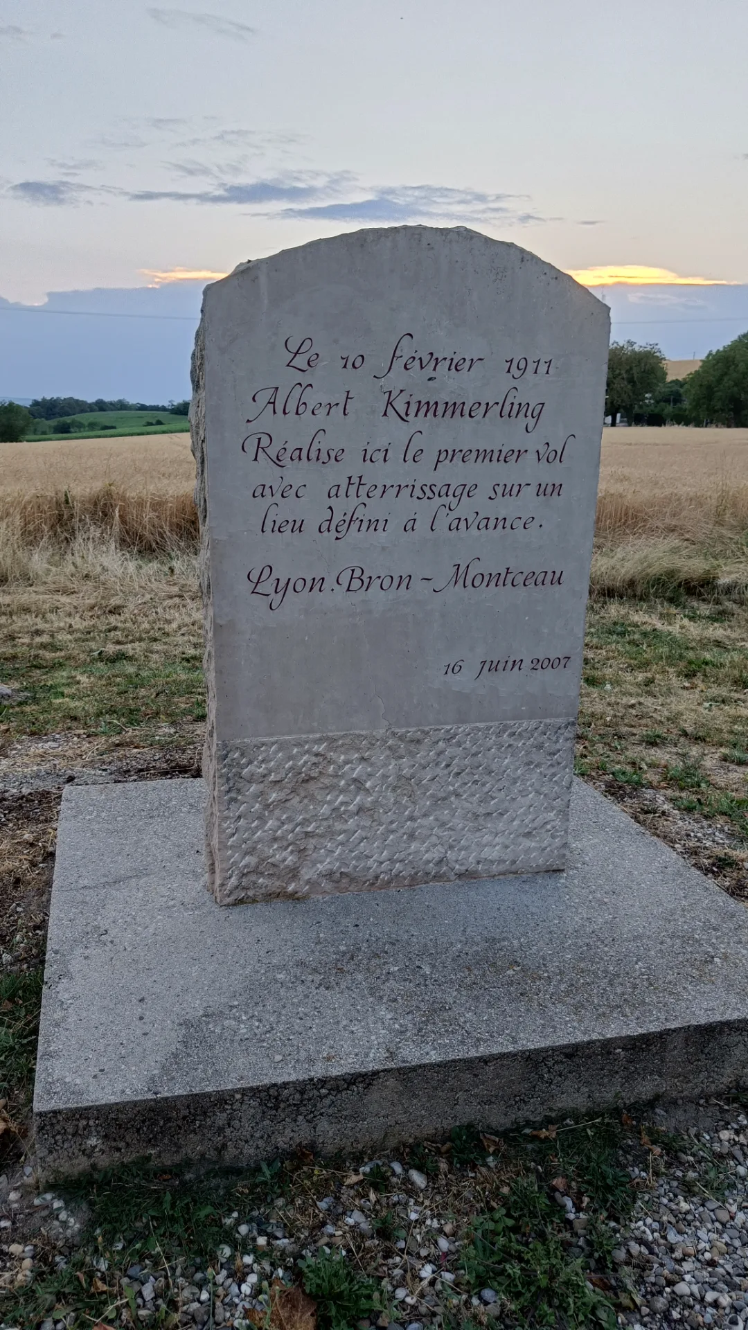 Stèle en mémoire du vol Bron - Montceau