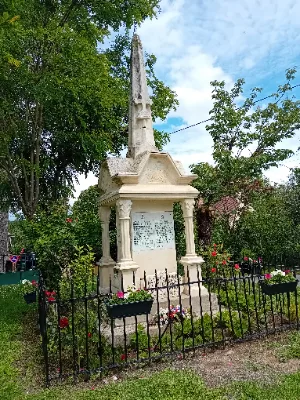 Monuments au mort de Anglars-Nozac — photo 1