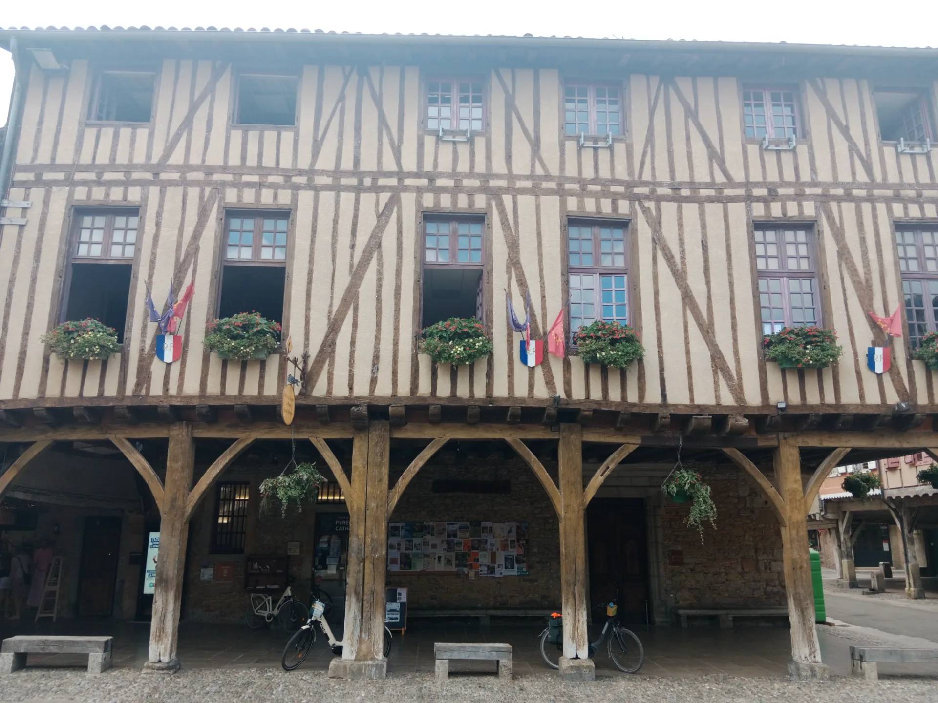 Place des Couverts et Halles de Mirepoix