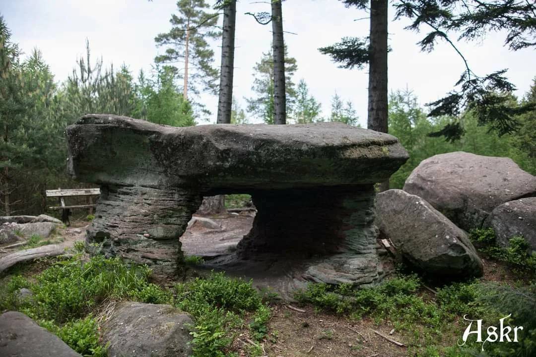 Table des Géants (dolmen naturel)
