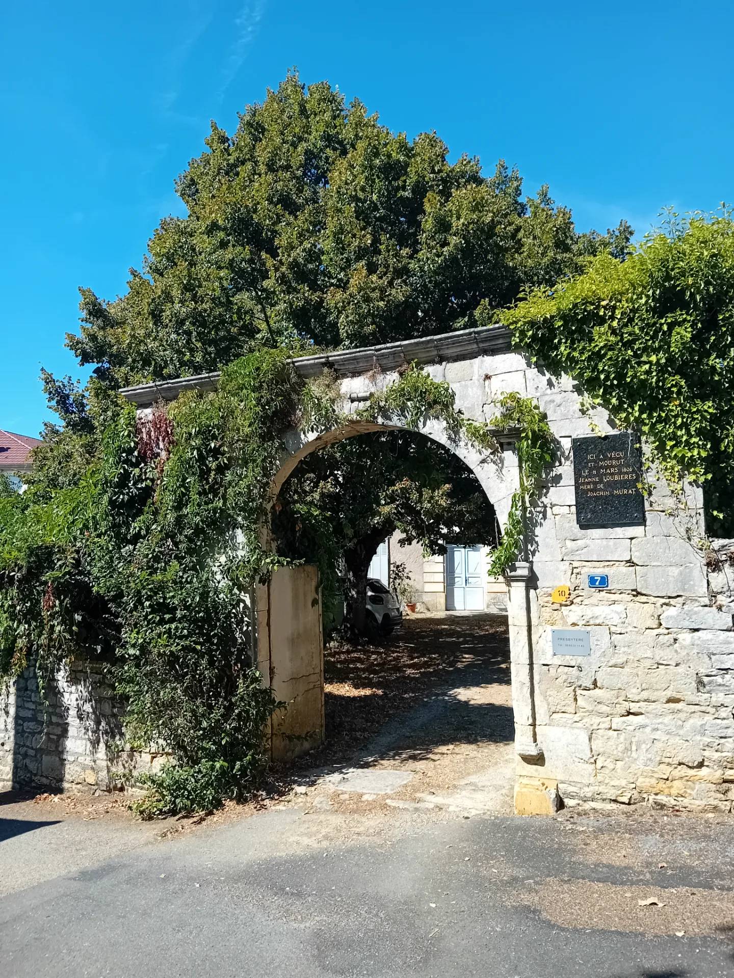 Presbytere et hommage à Jeanne Loubieres