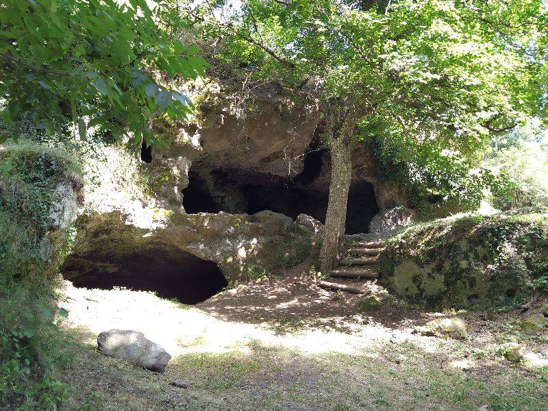Habitat troglodyte de Couteaux